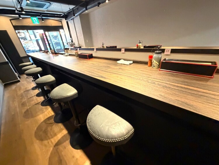 キレイな店内☆コの字カウンターで14席