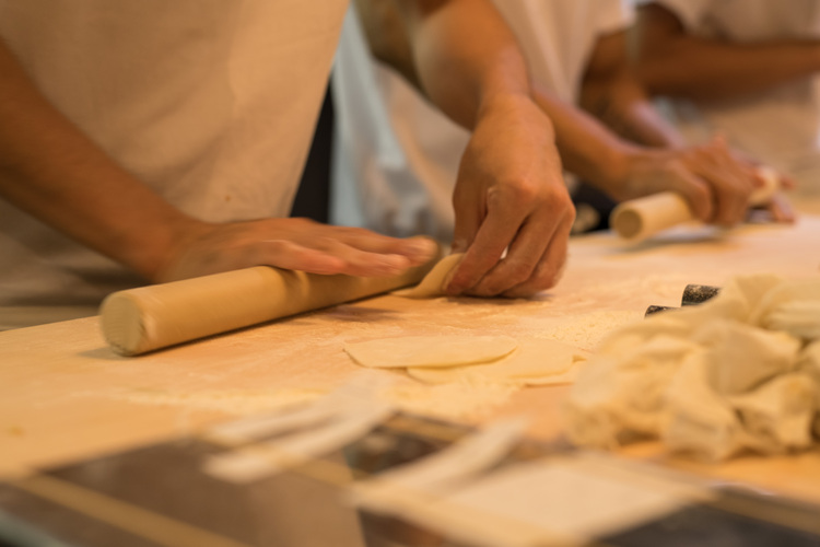 口コミと目的来店だけで、連日満席のお店！