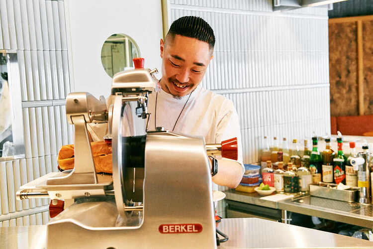 新店舗で店内はピカピカ