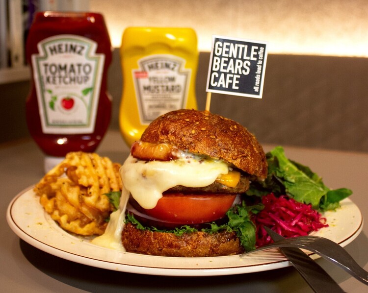 春に生まれ変わるバーガー＆スイーツカフェ