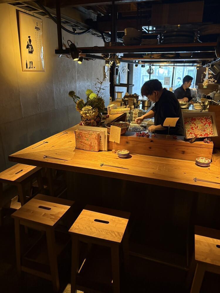 料理長と手分けして仕込みます。