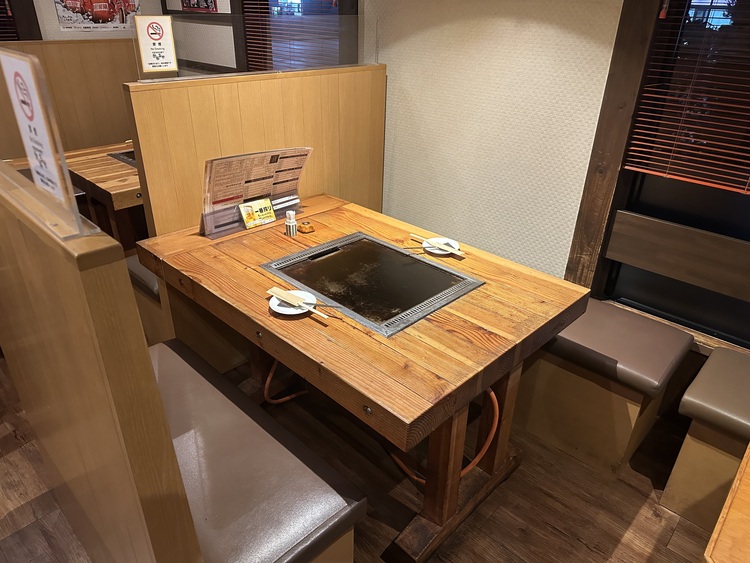 「木のぬくもり」を重視した店内