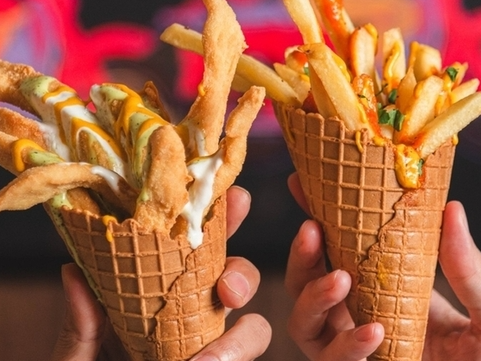 お酒と料理が主役の、大人が集う空間。