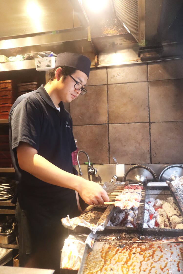 ガスを使わず炭火だけで焼き上げます。