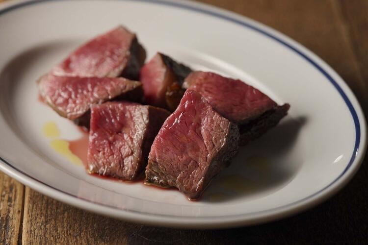 肉料理はすべて炭火焼き！