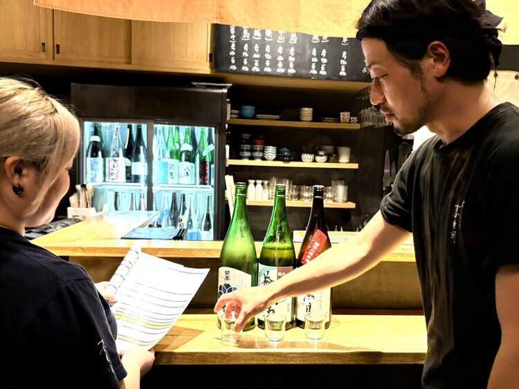 未経験入社の女性社員も活躍♪日本酒勉強中