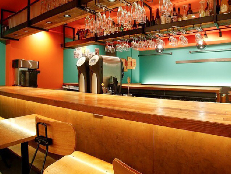 外苑前駅すぐ◎幅広いお客様がご来店！