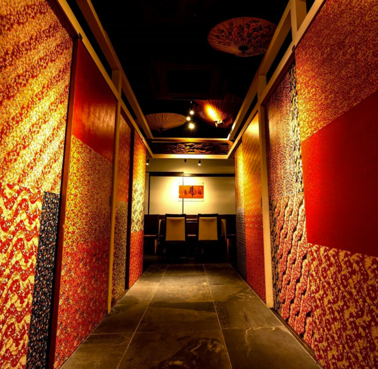 和紙と和傘が彩る、非日常の職場です