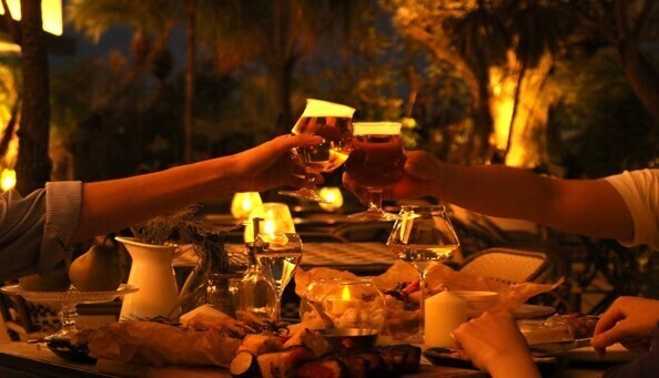 夜風が心地よいテラスで、最高の乾杯。		
