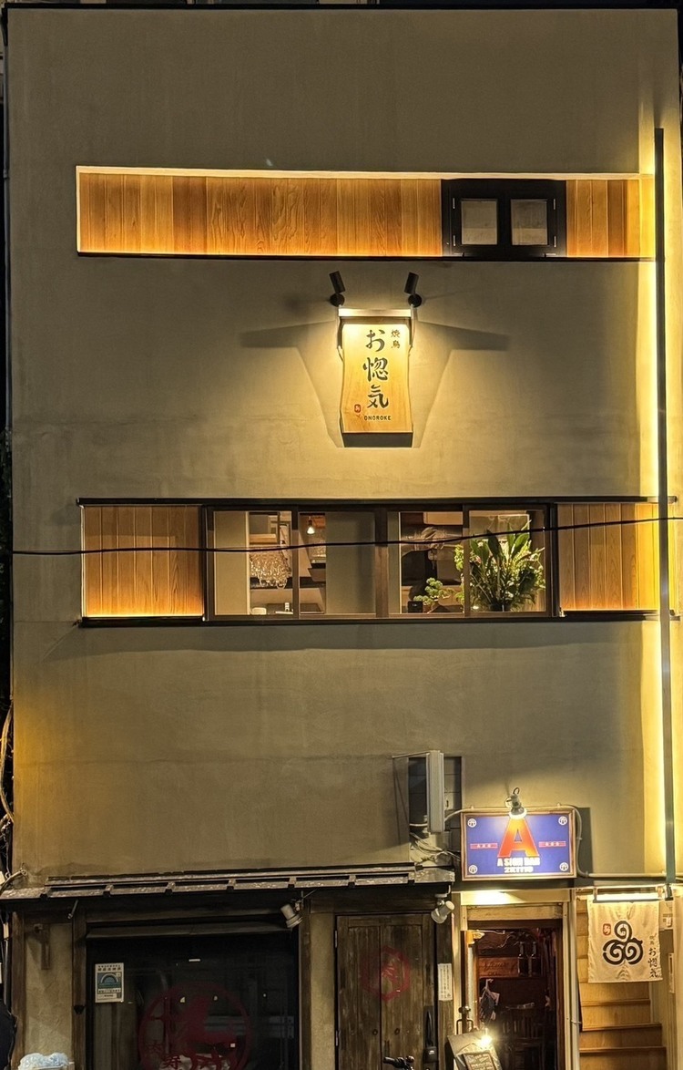 目を引くシックな外観！
