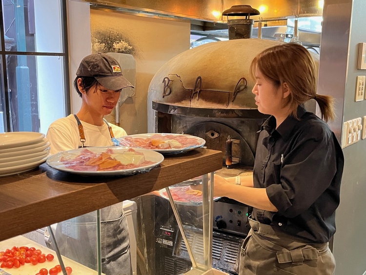 石窯で本格的なピザを焼きます！