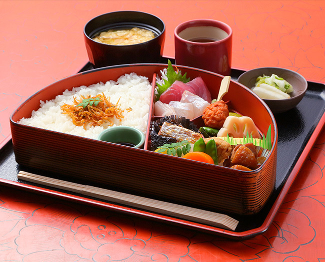 ひとつひとつ心のこもった半月弁当♪