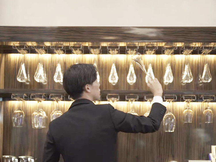 国内外のゲストを相手にサービス術を磨ける