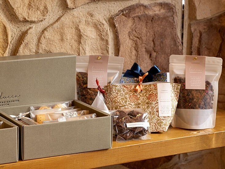 店主セレクト商品や近隣店舗様の惣菜も販売