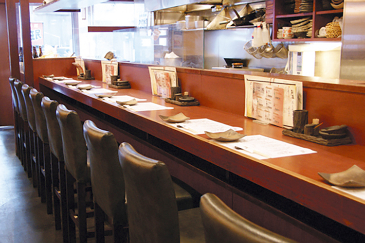 店内カウンターは落ち着いた雰囲気