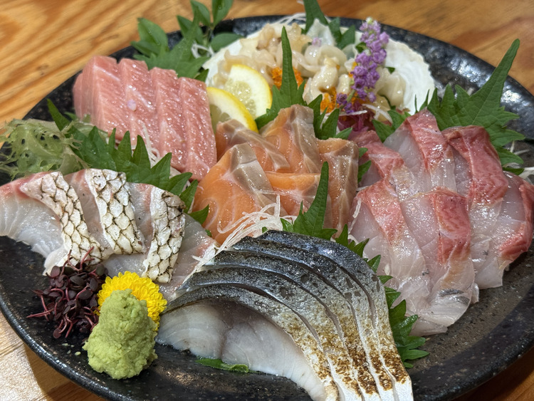 お店自家製の出汁醤油で味わう刺身は絶品
