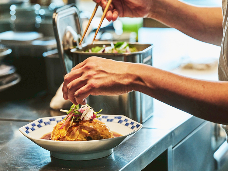 仕上げまで丁寧に。盛り付けも一流を学べる