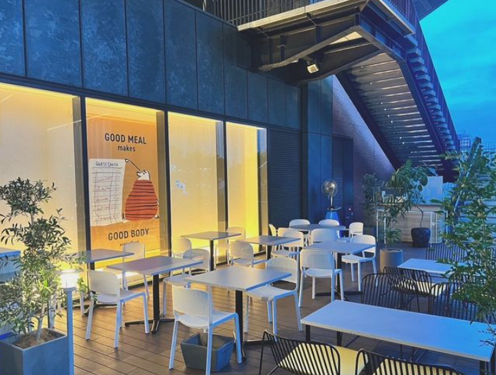 テラス席も完備し唯一無二の開放感