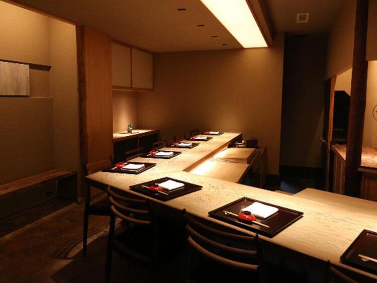カウンター8席。お客様との会話も大切に。