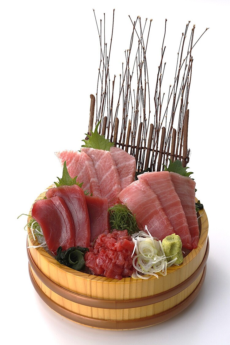 大量の鮮魚を毎朝市場で競り落とし。