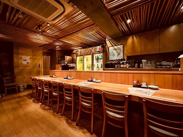 先代こだわりの照明や木材の温かみある店内