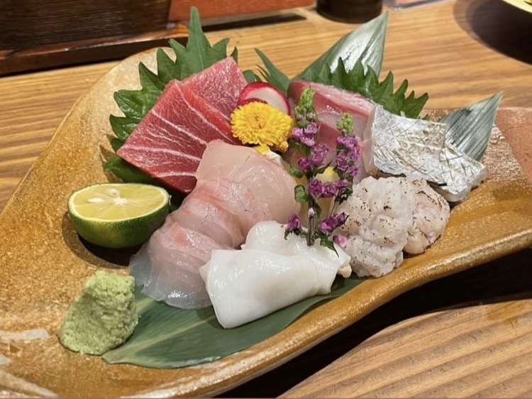 市場直送の厳選されたお造り盛り合わせ