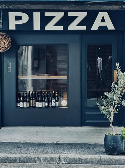 レトロな街で異色を放つギャラリー風の外観