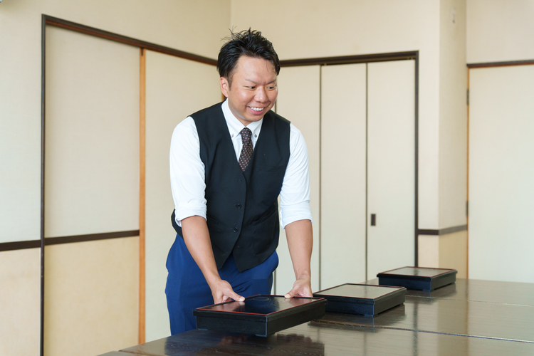 お客様先で真心を込め配膳と準備を行います