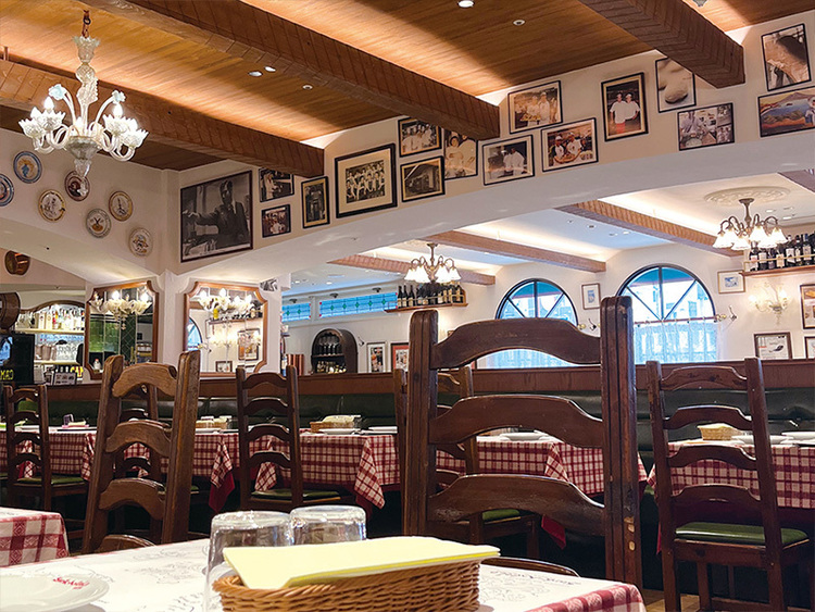 イタリア食堂をイメージした店内