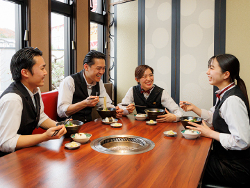 まかないを皆で食べながら、色んな相談も