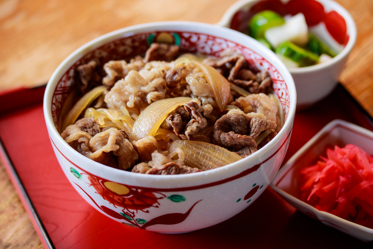 お昼は「牛丼ランチ」で、回転率重視◎