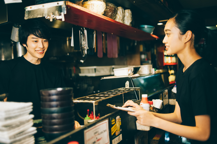 ライブ感が伝わるコの字型オープンキッチン