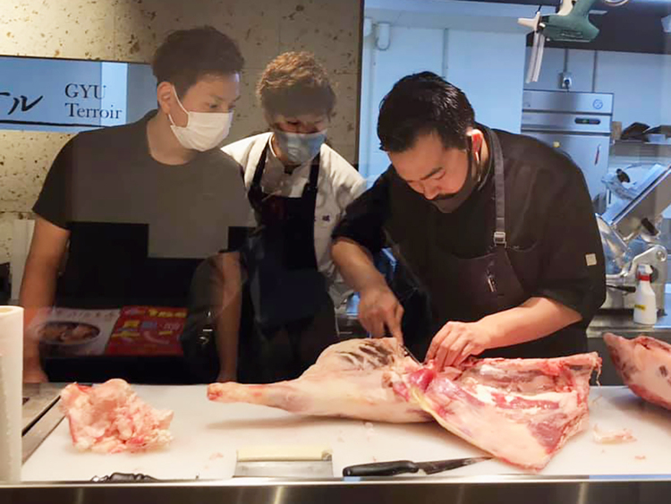 肉食人としての技も、基礎から指導します。