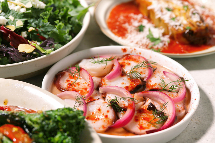 カジュアルな小皿、遊び心のあるピッツァ