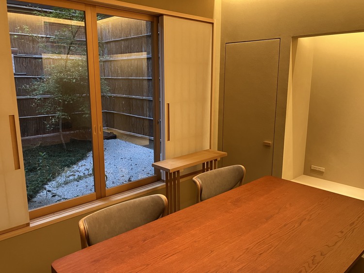 中庭の見える飲食スペース