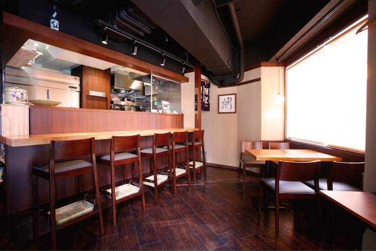1Fはカウンターとテーブル席