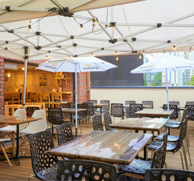 都会の夜景の中で、一緒に働きませんか？