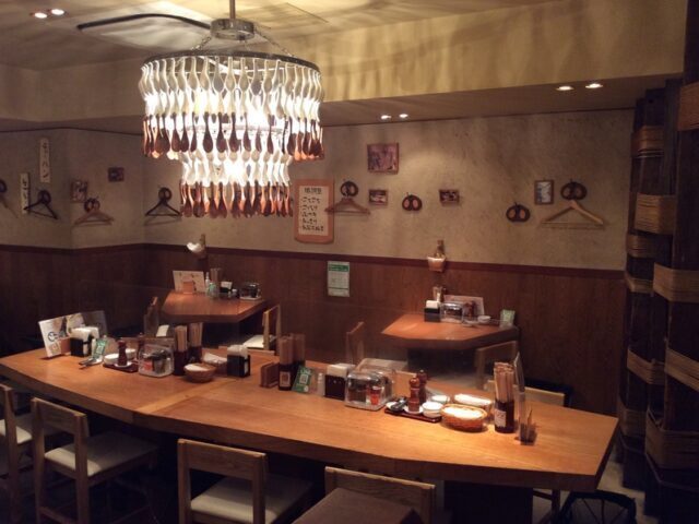 高い天井と広い店内による解放感