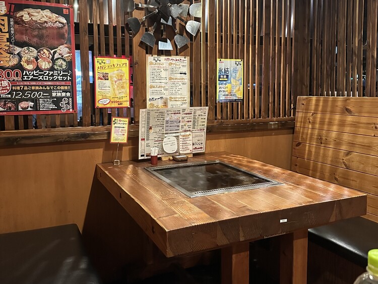 落ち着いた雰囲気の半個室風のテーブル席