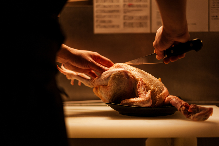 丸鶏と向き合う日々。