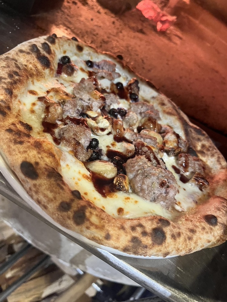 ピザを90秒で一気に焼き上げる薪窯の火力