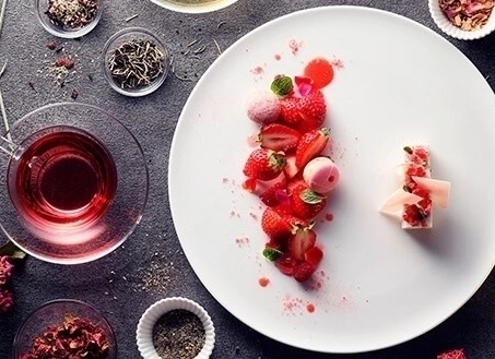 季節のフルーツ＆ハーブで彩る特製デザート