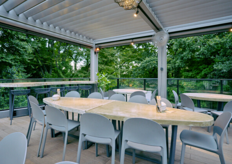 緑に囲まれた開放的な空間で働けます！