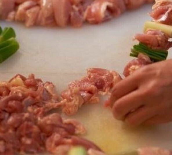 店内で１つ１つ串打ちするのが美味しい秘訣