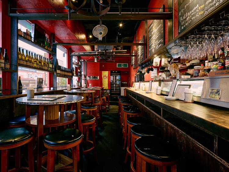 本場スペインのバルを彷彿とさせる店内