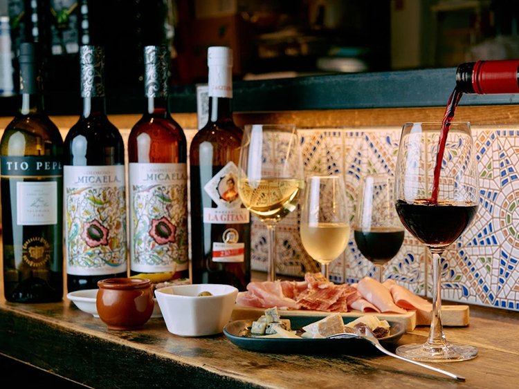 ワインに合うカジュアルな馬肉料理を提供