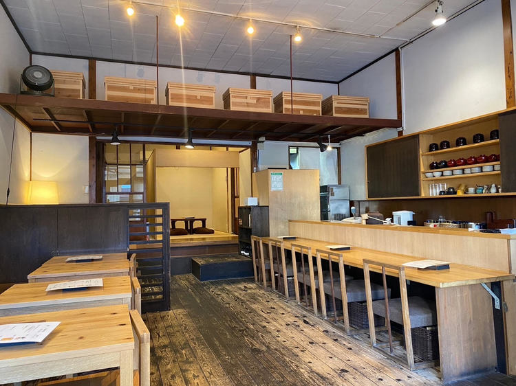 カウンター・テーブル席に座敷もご用意