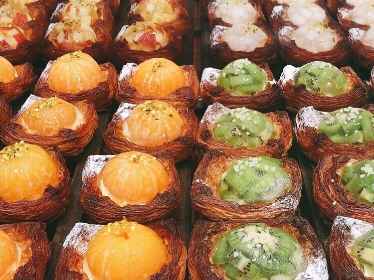 旬のフルーツがまるっと乗った贅沢パン