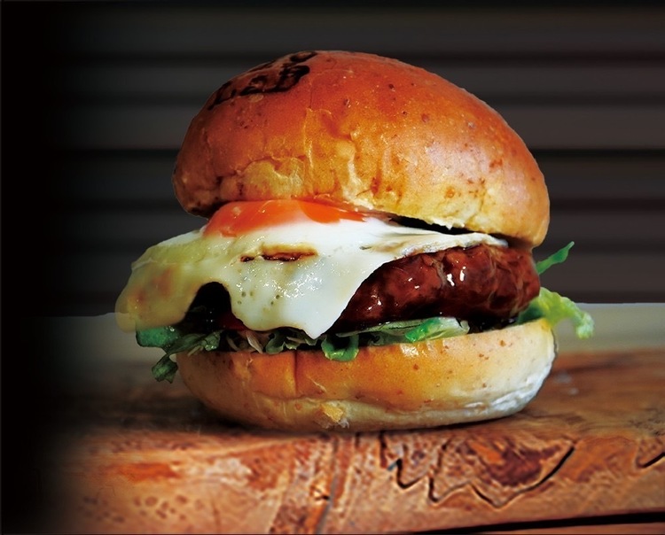 手ごねにこだわる絶品バーガーが自慢