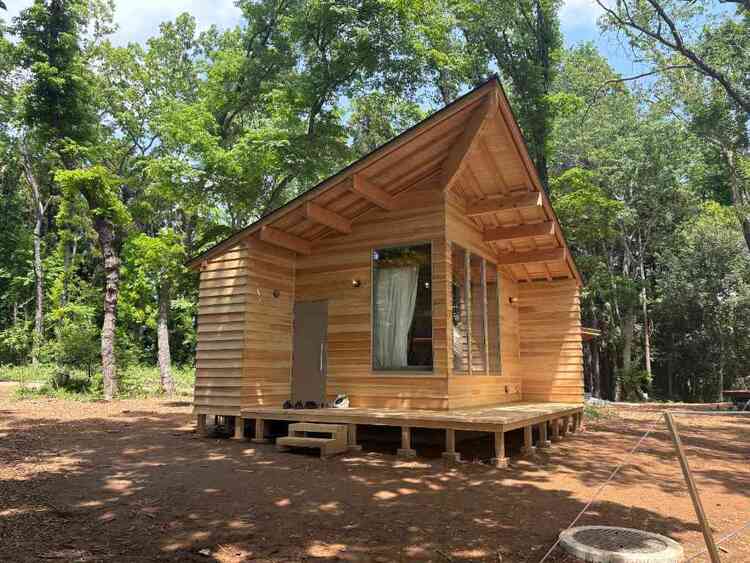 木のぬくもりを感じ、季節ごとの装飾も